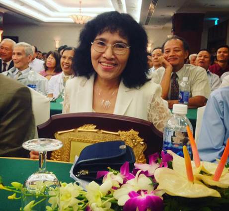 Dịch giả Nguyễn Hồng Nhung tại lễ trao Giải thưởng Văn ha Phan Chu Trinh 2017
