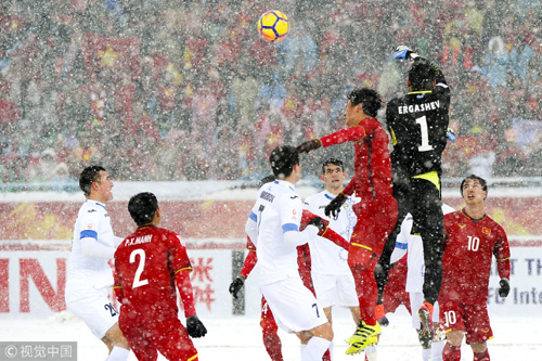 Nhiều chuyên gia thể thao Trung Quốc cho rằng Việt Nam bất lợi so với Uzbekistan vì thời tiết.