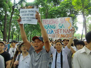 Description : http://www.rfa.org/vietnamese/in_depth/message-thru-2nd-mass-manifestation-dhieu-06122011134123.html/anti-china-protest-in-saigoni-06122011-2-305.jpg