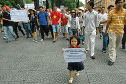 Description : anti-china-protest-in-saigoni-06122011-2-250.jpg